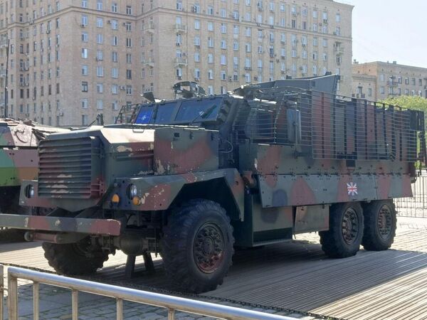 شاحنة بريطانية الصنع سيطرت عليها القوات الروسية، خلال العملية العسكرية الخاصة - سبوتنيك عربي
