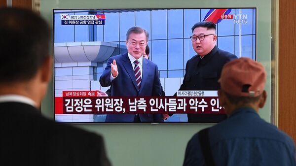 زعيم كوريا الشمالية، كيم جونغ اون، ورئيس كوريا الجنوبية السابق، مون جاي إن، في قمة بينهما، 18 سبتمبر/ أيلول 2018 - سبوتنيك عربي