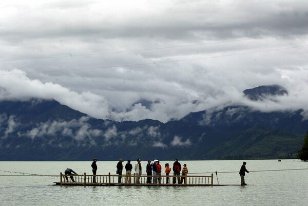 نقل السياح الصينيين من جزيرة في بحيرة باسونجكو في منطقة نينغتشي جنوب شرقي التبت - سبوتنيك عربي