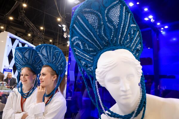 صور لفتيات يرتدين القبعات في منتدى بطرسبورغ الاقتصادي الدولي  2024 - سبوتنيك عربي