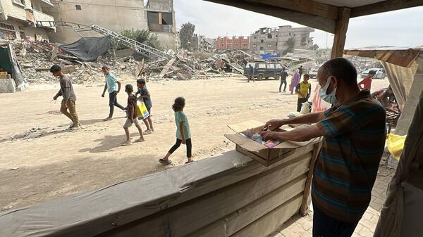 
صيدلية الحياة تقدم الدواء للنازحين في قطاع غزة على أنقاض البيوت المهدمة - سبوتنيك عربي