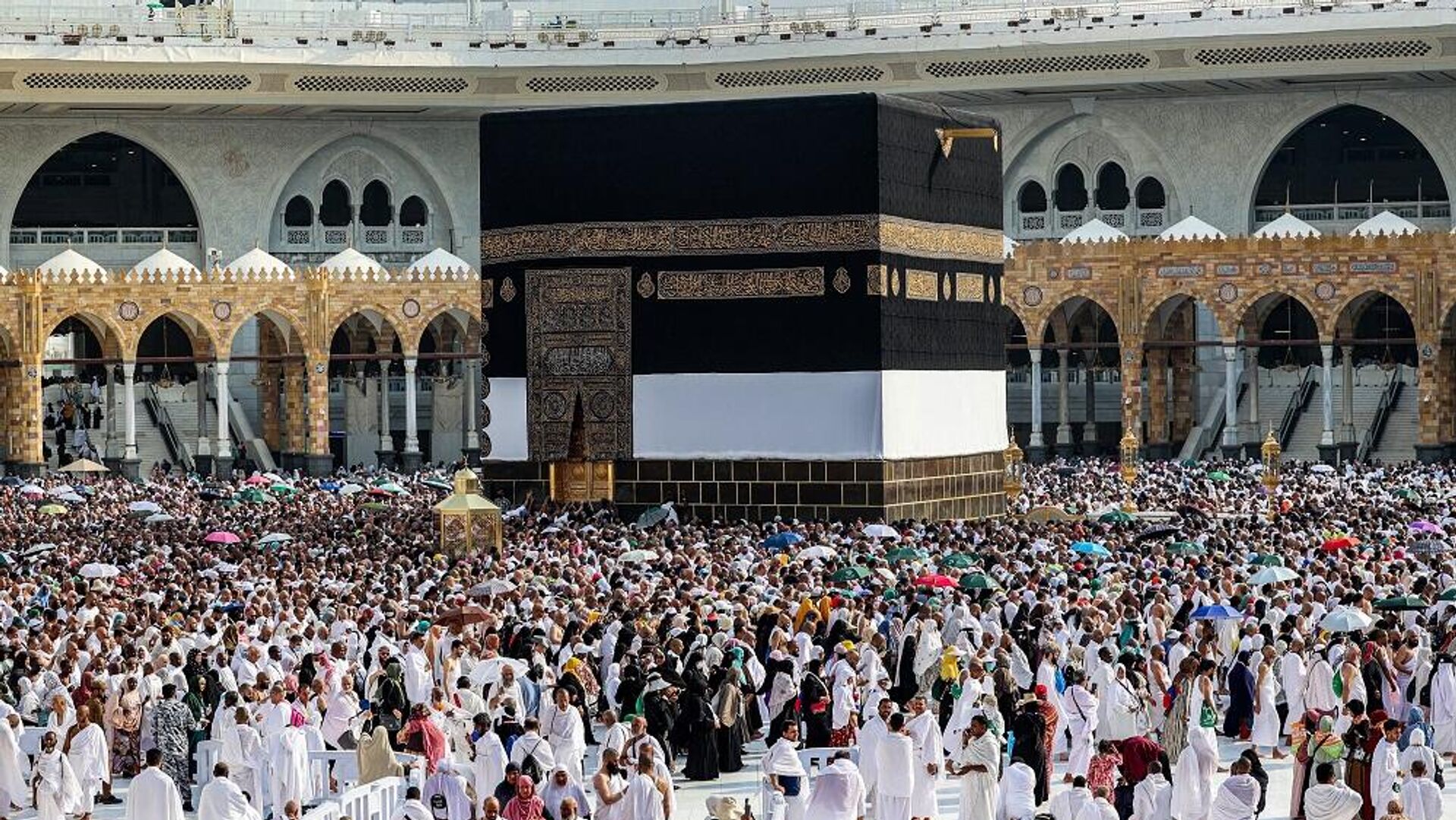 المصلون يطوفون حول الكعبة في المسجد الحرام في مدينة مكة المكرمة بالمملكة العربية السعودية، مع وصول الحجاج قبل أداء فريضة الحج السنوية، 4 يونيو/ حزيران 2024 - سبوتنيك عربي, 1920, 26.06.2024