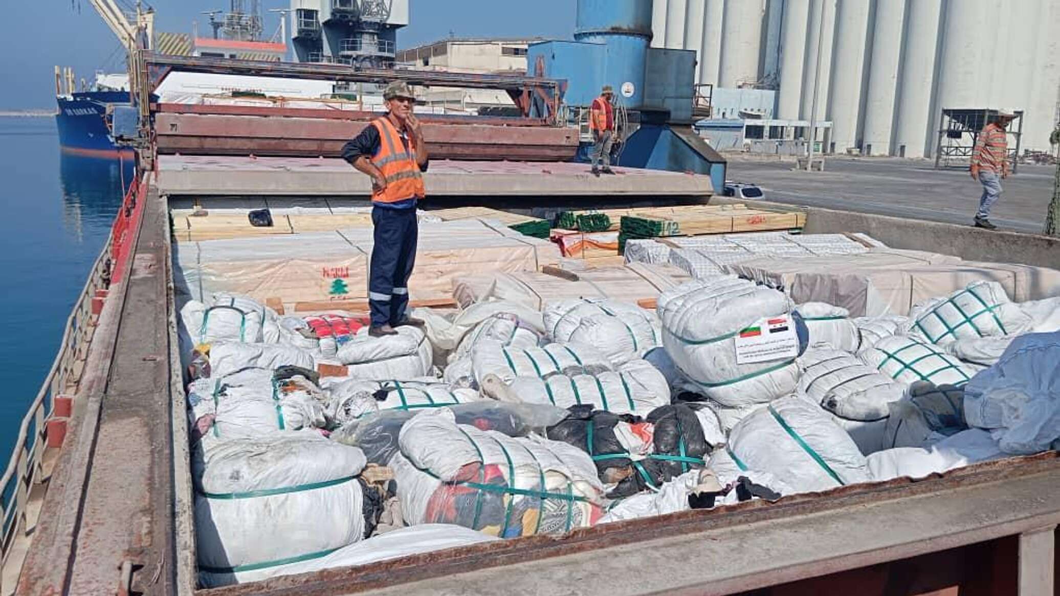 ازدحام في ميناء عربي يعطل صادرات النسيج ويثير قلق الشركات العالمية