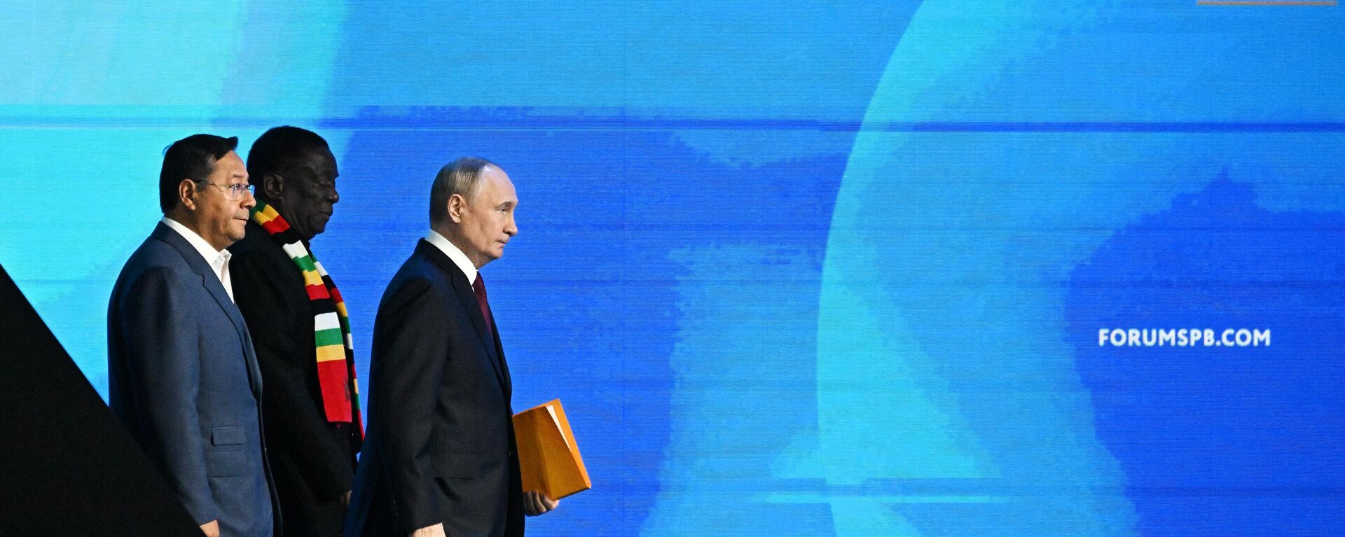 بوتين خلال الجلسة العامة لمنتدى بطرسبورغ الاقتصادي الدولي 2024 - سبوتنيك عربي, 1920, 07.06.2024