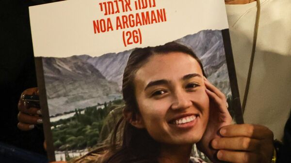 الفتاة الإسرائيلية نوعاه أرغماني، التي استعادها الجيش الإسرائيلي من مخيم النصيرات وسط قطاع غزة - سبوتنيك عربي