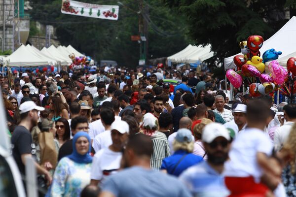 احتفال بلدة حمانا الواقعة في جبل لبنان خلال شهر يونيو بمهرجان الكرز السنوي
 - سبوتنيك عربي
