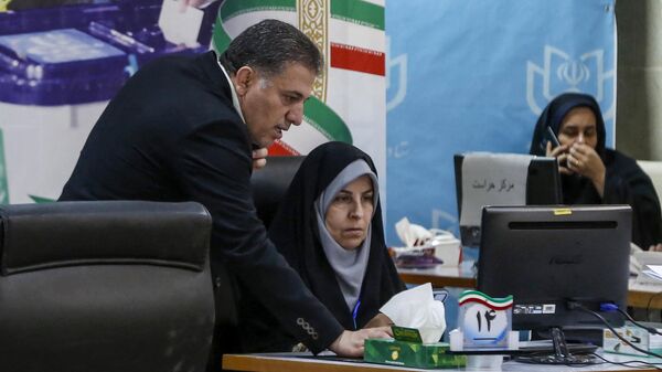 مسؤولو الانتخابات الإيرانيون يعملون في مكتب تسجيل المرشحين في طهران قبل الانتخابات الرئاسية في البلاد، 30 مايو/ أيار 2024 - سبوتنيك عربي