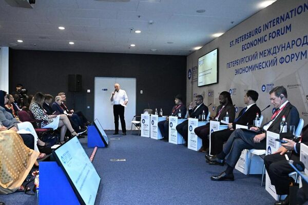 منتدى خبراء بريكس المنعقد على هامش منتدى بطرسبورغ الاقتصادي الدولي - سبوتنيك عربي