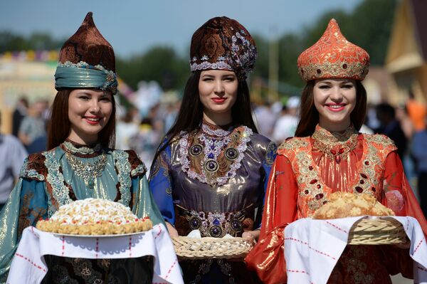 فتيات يرتدين الأزياء الوطنية، ويرحبن بالضيوف بالخبز والملح و&quot;التشاك&quot; قبل الافتتاح الرسمي لعطلة &quot;سابانتوي&quot; في قازان - سبوتنيك عربي