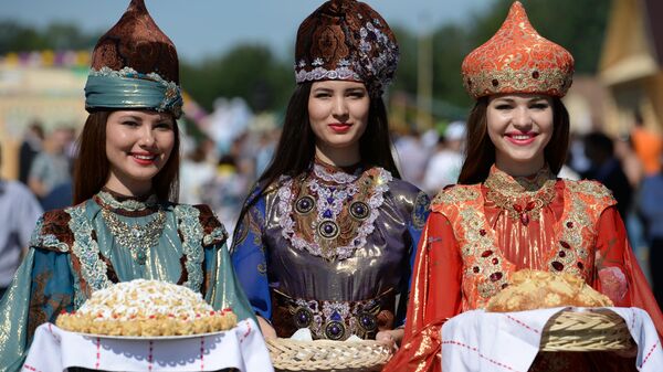 Девушки в национальных костюмах встречают гостей хлебом с солью и чак-чаком перед официальном открытием праздника Сабантуй в Казани - سبوتنيك عربي