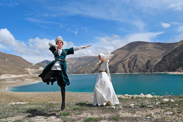 الفنانان رجب عثمانوف وآينا أيساغوروفا على بحيرة كيزنوي-آم، في جمهورية الشيشان - سبوتنيك عربي