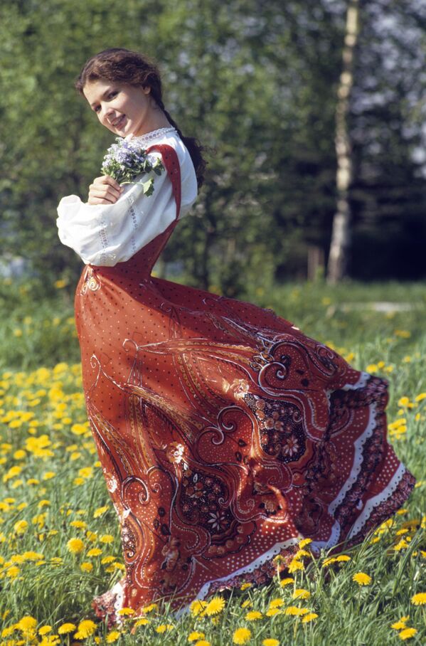 صورة لفتاة روسية في الفستان الروسي التقليدي - سبوتنيك عربي