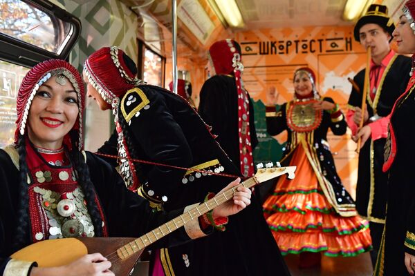 الفرقة الوطنية البشكيرية في حفل إطلاق القطار( يطلق مترو موسكو، بالتعاون مع جمهورية بشكيريا (باشكورتوستان)، قطارًا خاصًا مخصصًا ليوم الجمهورية والذكرى الـ 450 المقبلة لعاصمتها مدينة أوفا) - سبوتنيك عربي