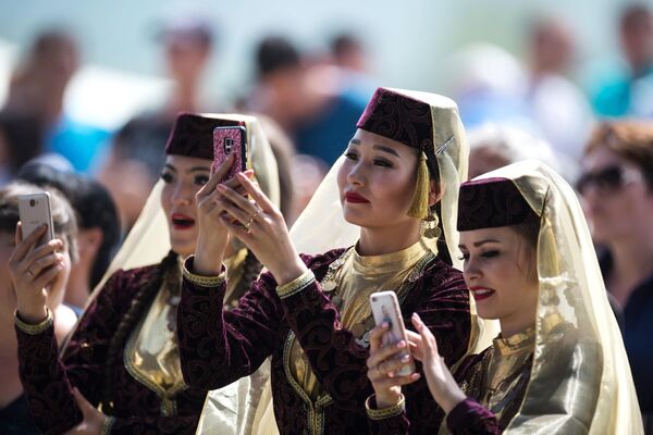 فتيات يرتدين الأزياء الوطنية خلال الاحتفال بـ&quot;خيديرليز&quot; (عيد الربيع والخصوبة) في بخشيساراي - سبوتنيك عربي
