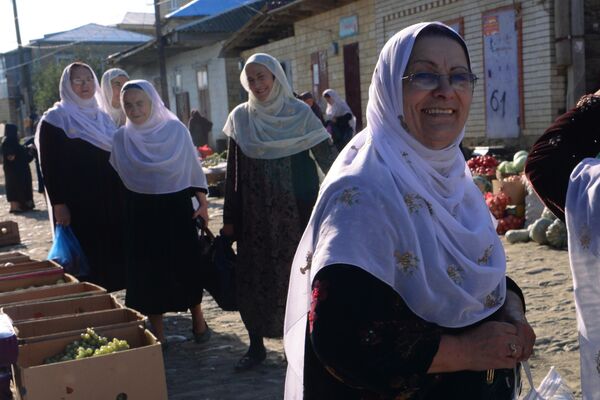 سكان محليون في السوق الشعبي في قرية كوباتشي في منطقة داخاديفسكي في جمهورية داغستان - سبوتنيك عربي