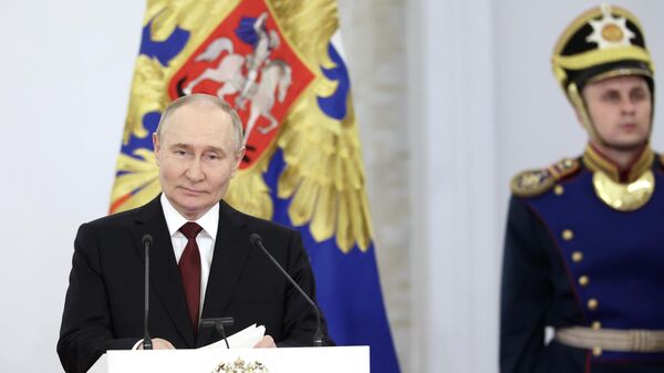 الرئيس الروسي فلاديمير بوتين خلال توزيع جوائز الدولة بمناسبة يوم روسيا  - سبوتنيك عربي