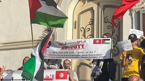 تونسيون يخرجون إلى الشارع للمطالبة بطرد سفراء الدول الغربية الداعمة لإسرائيل - سبوتنيك عربي