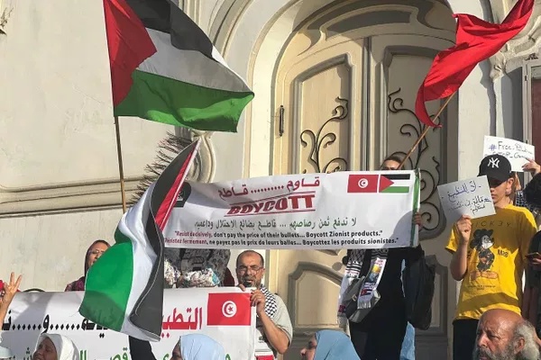 تونسيون يخرجون إلى الشارع للمطالبة بطرد سفراء الدول الغربية الداعمة لإسرائيل - سبوتنيك عربي