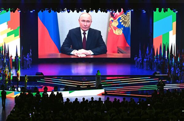تحية عبر الفيديو من الرئيس الروسي فلاديمير بوتين للمشاركين وضيوف المسابقة في حفل افتتاح ألعاب &quot;بريكس&quot; في قازان. - سبوتنيك عربي