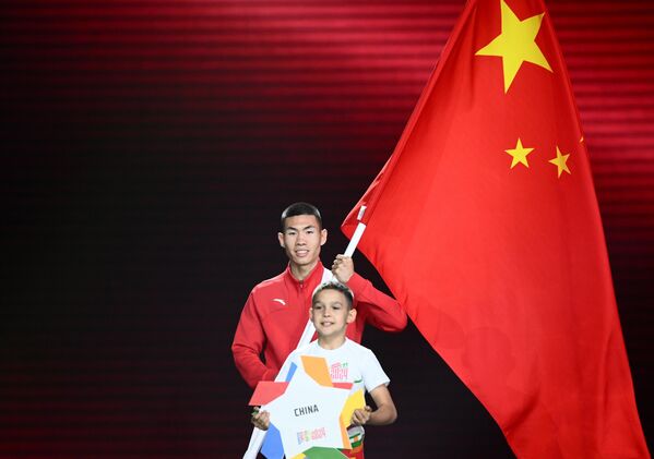 حامل علم جمهورية الصين الشعبية في حفل افتتاح ألعاب &quot;بريكس&quot; في قازان. - سبوتنيك عربي