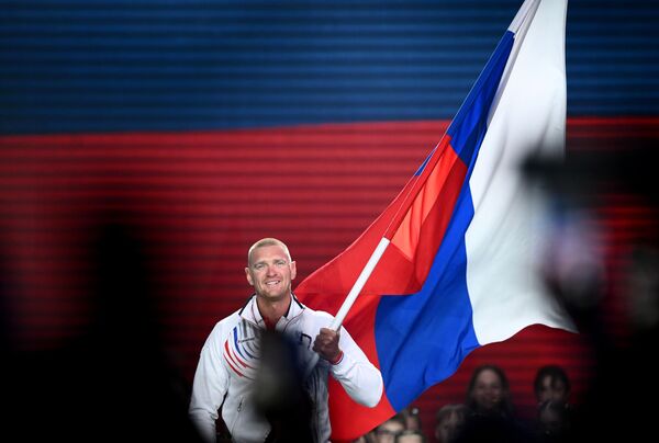 حامل علم المنتخب الروسي، أرتيوم كوسوف، في حفل افتتاح ألعاب &quot;بريكس&quot; في قازان. - سبوتنيك عربي