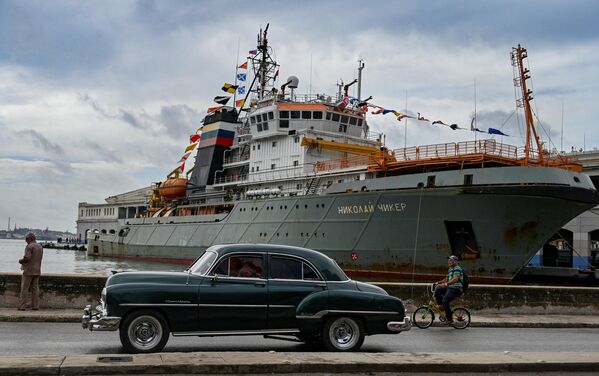سفينة الإنقاذ والقاطرة &quot;نيكولاي تشيكر&quot;، وهي جزء من مفرزة البحرية الروسية التي تزور كوبا، في ميناء هافانا، في 12 يونيو/حزيران 2024 - سبوتنيك عربي