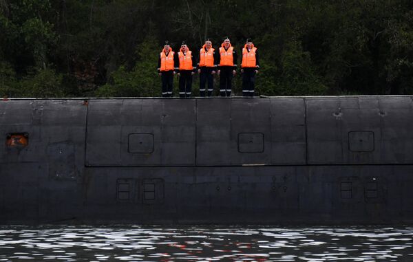 صور لمشاة البحرية الروسية يقفون على رأس الغواصة الروسية &quot;قازان&quot; التي تعمل بالطاقة النووية، يذكر أن الغواصة الروسية  (لا تحمل أسلحة نووية) - سبوتنيك عربي