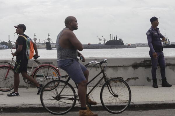 صور لأشخاص ينتظرون وصول الغواصة الروسية &quot;قازان&quot; التي تعمل بالطاقة النووية إلى ميناء هافانا، كوبا، الأربعاء 12 يونيو/حزيران 2024 - سبوتنيك عربي