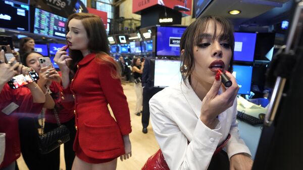 فتيات يضعن أحمر الشفاه في مركز بورصة نيويورك بعد قرع جرس الافتتاح - سبوتنيك عربي