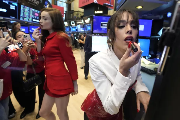فتيات يضعن أحمر الشفاه في مركز بورصة نيويورك بعد قرع جرس الافتتاح - سبوتنيك عربي