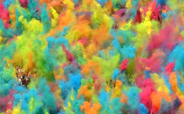 مشاركون في سباق ملون في مجمع لوجنيكي الأولمبي في موسكو. - سبوتنيك عربي