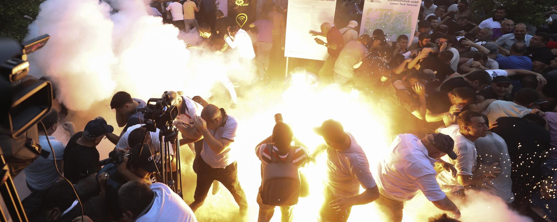 انفجار قنبلة صوتية خلال مظاهرة مناوئة لرئيس الوزراء الأرميني نيكول باشينيان في يريفان - سبوتنيك عربي, 1920, 07.08.2025