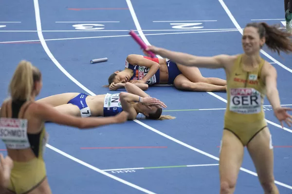 رياضيات يستلقين على خط النهاية في سباق التتابع 4 × 400 متر سيدات في بطولة أوروبا لألعاب القوى في روما - سبوتنيك عربي