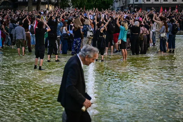 متظاهرون يتظاهرون ضد حزب التجمع الوطني اليميني المتطرف الفرنسي بعد نجاحهم في الانتخابات الأوروبية، في تجمع حاشد في ليون - سبوتنيك عربي