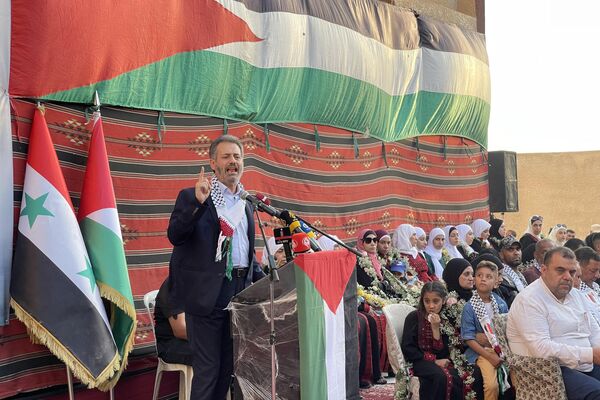 خلال تكريم  لمقاتلي حركة الجهاد الإسلامي في فلسطين الساحة السورية ممن ارتقوا خلال الأشهر الماضية ضمن معركة طوفان الأقصى في جنوب لبنان. - سبوتنيك عربي