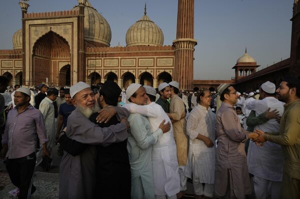 المصلون يحيون ويعانقون بعضهم بعضا بعد أداء صلاة عيد الأضحى في المسجد الجامع، في نيودلهي، الهند، 17 يونيو 2024 - سبوتنيك عربي