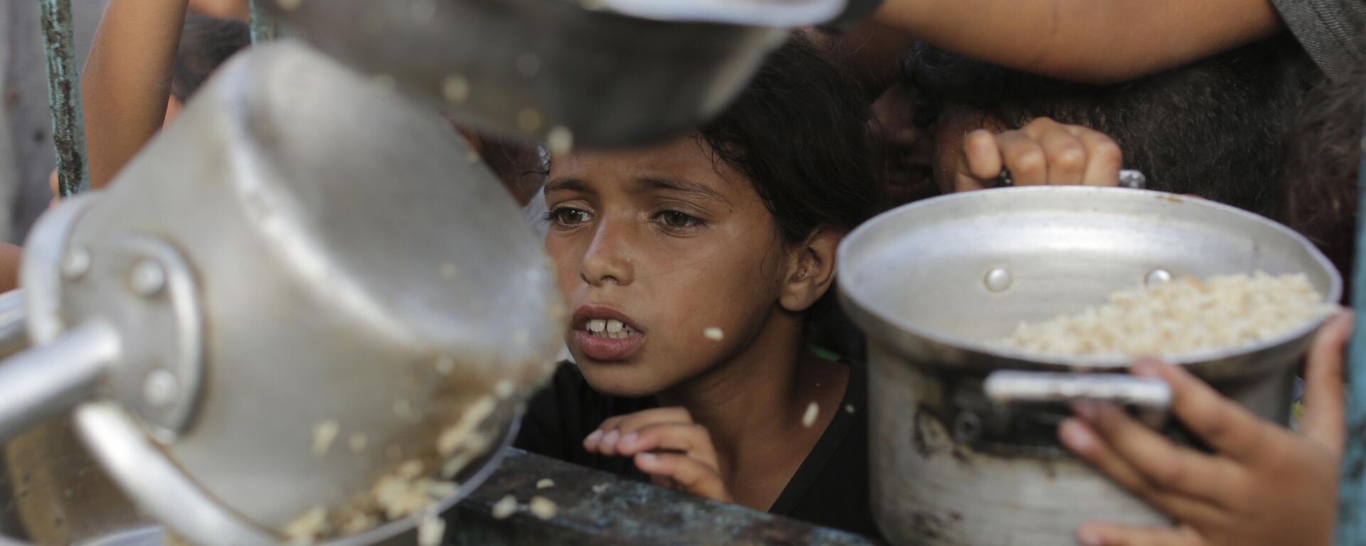 صبي فلسطيني يشاهد حصته من المساعدات الغذائية قبل عطلة عيد الأضحى القادمة في خان يونس، قطاع غزة، فلسطين 15 يونيو 2024 - سبوتنيك عربي, 1920, 19.07.2025