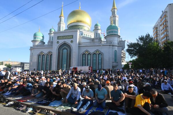 صلاة عيد الأضحى في مسجد موسكو الكبير، روسيا 16 يونيو/ حزيران 2024 - سبوتنيك عربي