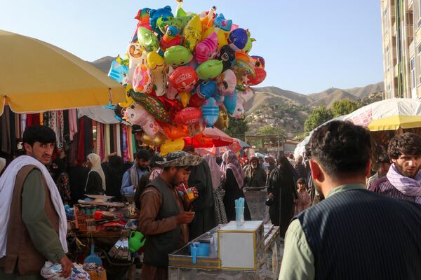 الناس يتسوقون في أحد الأسواق عشية عيد الأضحى، في فايز آباد بمقاطعة بدخشان، أفغانستان، 16 يونيو 2024 - سبوتنيك عربي