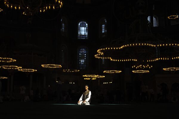 مصل يجلس في مسجد &quot;آيا صوفيا&quot;، الذي يعود إلى العصر البيزنطي، في اليوم الأول من عيد الأضحى في إسطنبول، تركيا، 16 يونيو 2024 - سبوتنيك عربي