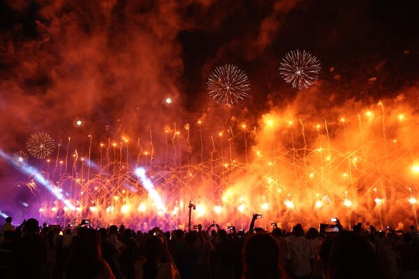 الألعاب النارية تضيء سماء القرية الثقافية كتارا في العاصمة القطرية الدوحة، خلال احتفالات اليوم الأول من عطلة عيد الأضحى، قطر في 16 يونيو 2024 - سبوتنيك عربي
