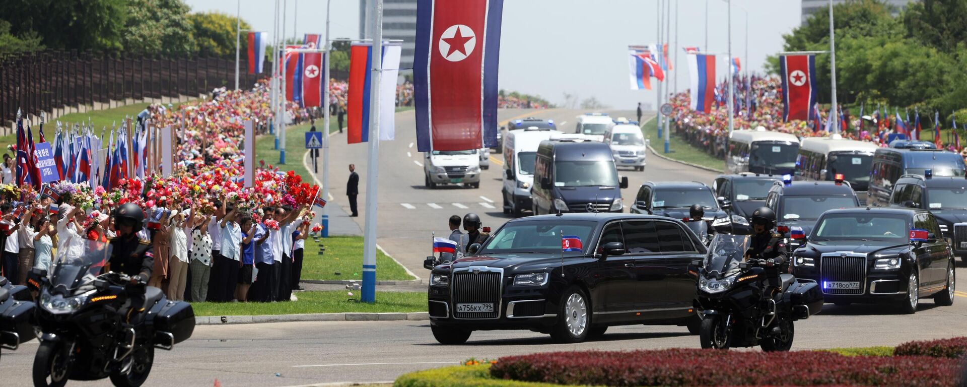 شعب جمهورية كوريا الشعبية الديمقراطية يسنقبل موكب الرئيس الروسي فلاديمير بوتين في أحد شوارع بيونغ يانغ. - سبوتنيك عربي, 1920, 27.03.2025