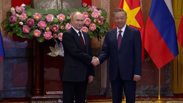 وصول الرئيس بوتين إلى قصر هانوي وبدء المحادثات مع نظيره الفيتنامي - سبوتنيك عربي