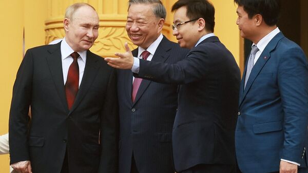 رئيس جمهورية فيتنام الاشتراكية تو لام خلال استقبال نظيره الروسي فلاديمير بوتين - سبوتنيك عربي