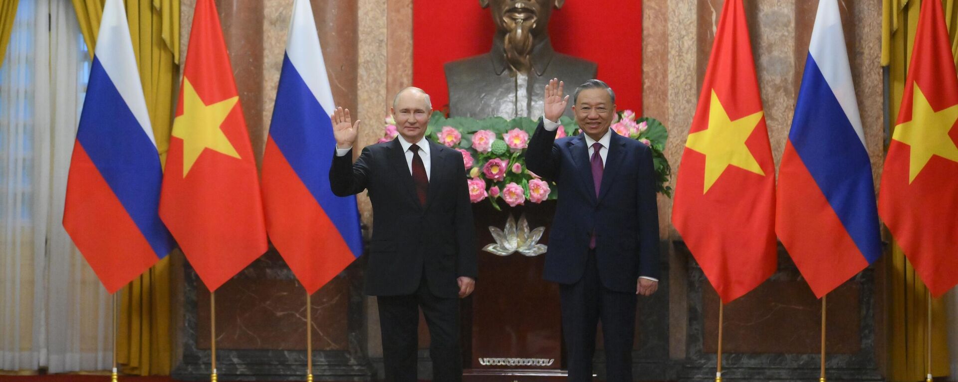 الرئيس الروسي فلاديمير بوتين ورئيس جمهورية فيتنام الاشتراكية تو لام (يمين) يلتقطان صورة مشتركة في القصر الرئاسي في هانوي. - سبوتنيك عربي, 1920, 20.06.2024