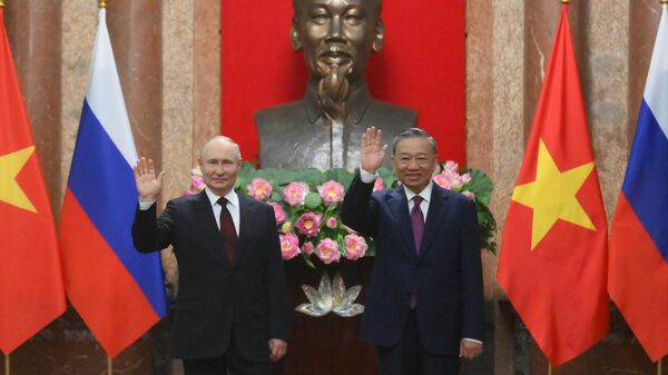 الرئيس الروسي فلاديمير بوتين ورئيس جمهورية فيتنام الاشتراكية تو لام (يمين) يلتقطان صورة مشتركة في القصر الرئاسي في هانوي. - سبوتنيك عربي