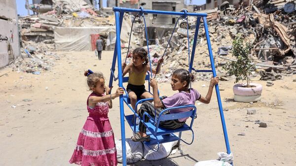 أطفال يلعبون في مخيم جباليا للاجئين الفلسطينيين شمال قطاع غزة. - سبوتنيك عربي