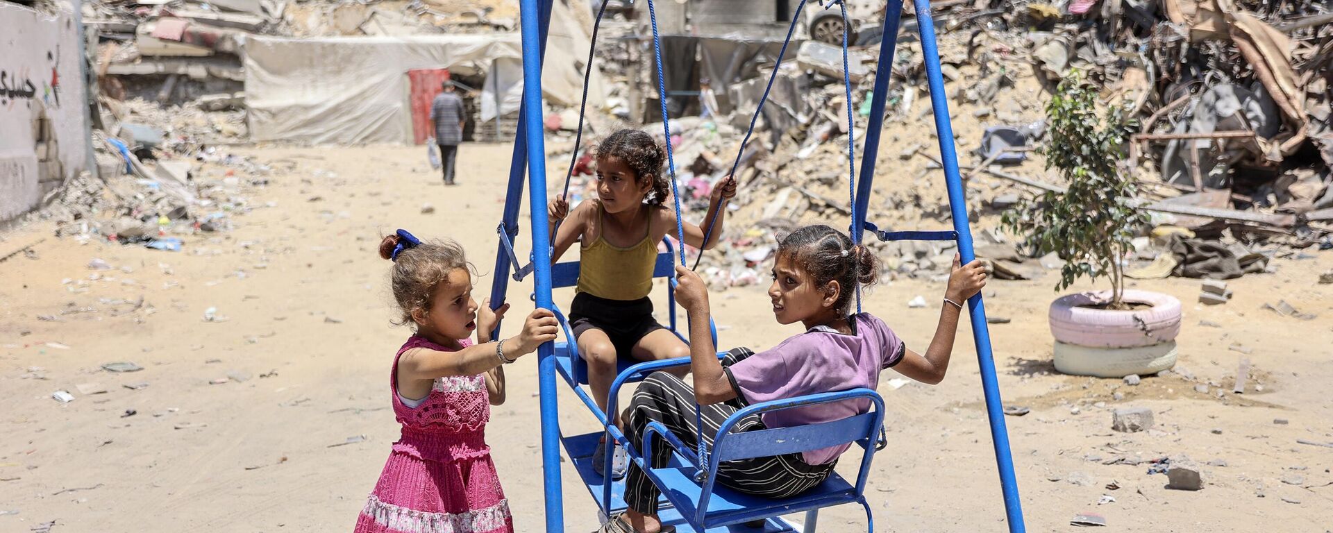 أطفال يلعبون في مخيم جباليا للاجئين الفلسطينيين شمال قطاع غزة. - سبوتنيك عربي, 1920, 29.06.2024