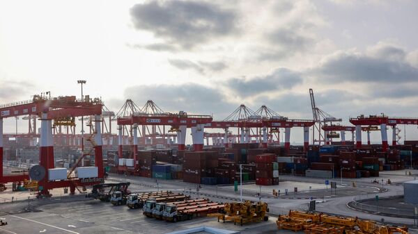 الشاحنات والحاويات في ميناء حيفا - سبوتنيك عربي