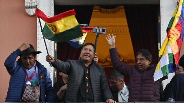 الرئيس البوليفي لويس آرسي يلوح بعلم بوليفيا من شرفة قصر الحكومة - سبوتنيك عربي